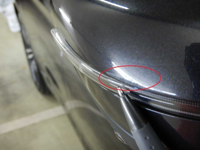 Außenspiegel rechts > Spiegelkappe: Abschürfung / Kratzer mit Lackbeschädigung