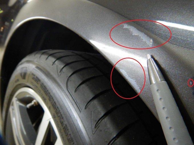 Kotflügel rechts > Radlaufkante: Kratzer u. Steinschlag