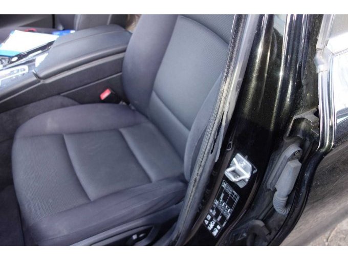 Beschädigte Türdichtung Fahrerseite