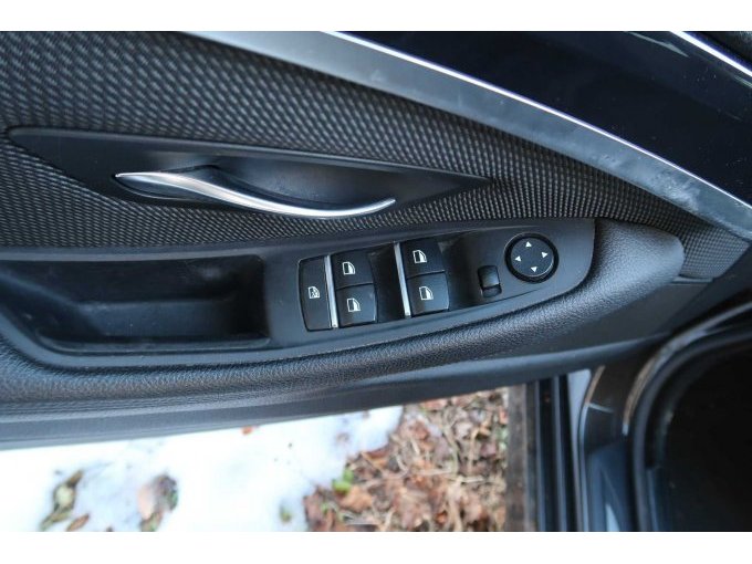 Fahrertür mit Bedienelementen