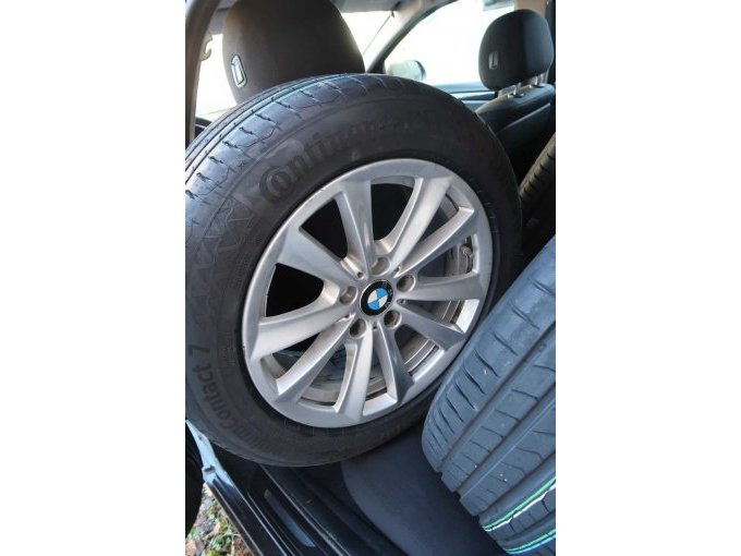 Zweiter Radsatz mit neuen Sommerreifen auf Leichtmetallfelgen