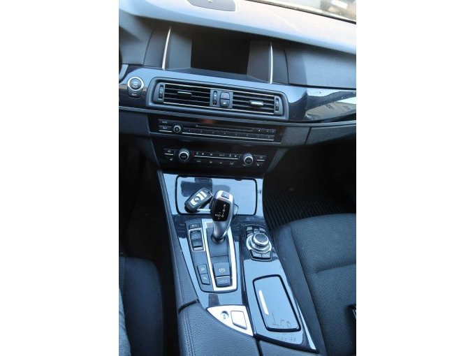 Mittelkonsole mit Automatikschaltung, Radio/CD, Display und Bedienelementen