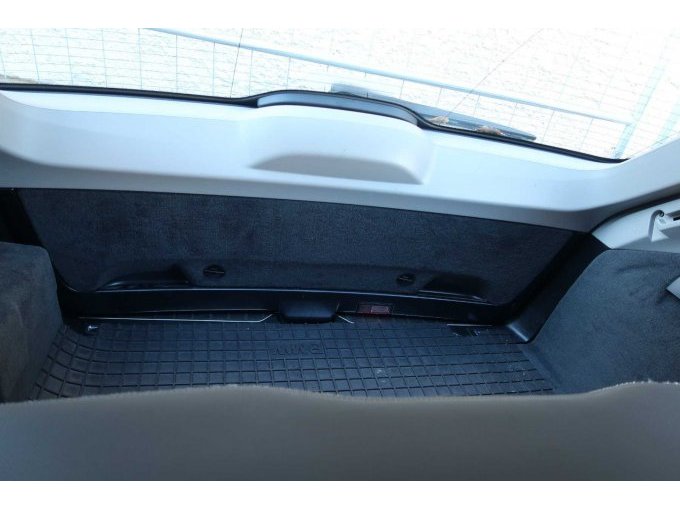 Kofferraum mit geöffneter Kofferraumabdeckung, von innen fotografiert