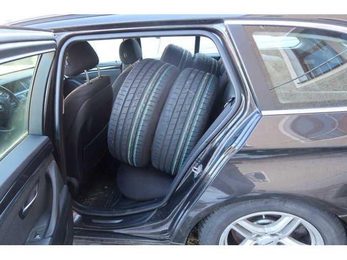 Einstieg hinten links. Zweiter Radsatz mit neuen Sommerreifen auf Rückbank.