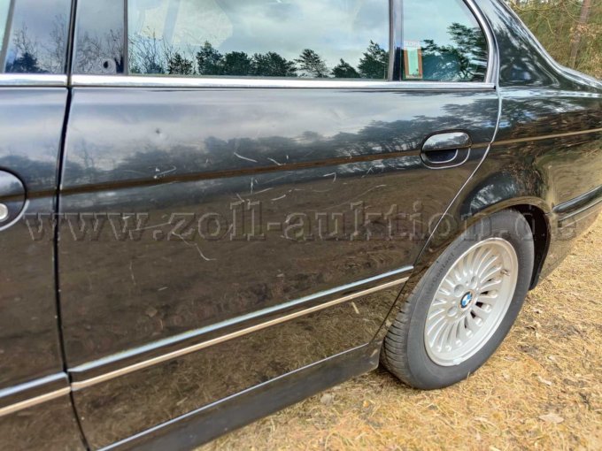 Tür hinten links zerkratzt und Dellen