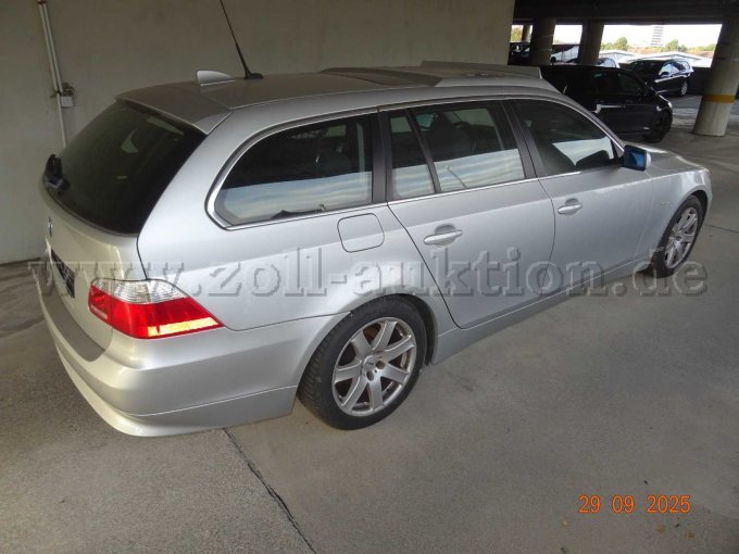 seitlich rechts hinten