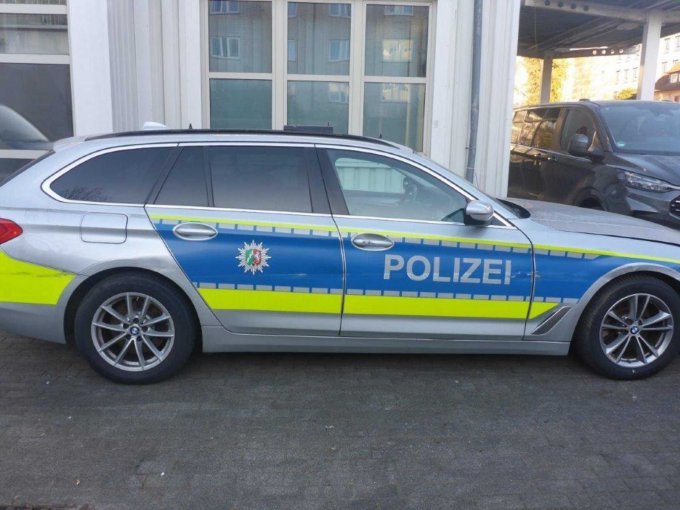 BMW 5er Touring seitlich mit sichtbaren Lackschäden