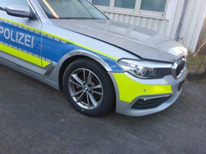 Kotflügel links mit Vorderreifen und Beschädigung Motorhaube