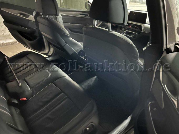 Fahrzeug-Rückbank-von-rechts