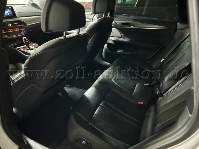 Fahrzeug-Rückbank-von-links