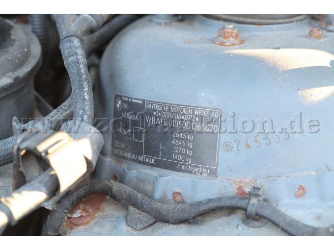 Typenschild im Motorraum