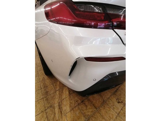 Heckansicht links unten BMW 840d Xdrive, mit Beschädigungen/Lackschäden