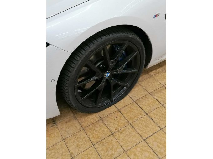 Seitenansicht Reifen rechts BMW 840d Xdrive, platt