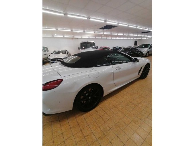 Seitenansicht rechts BMW 840d Xdrive, mit Beschädigungen