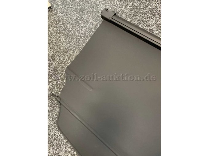 Kofferraumabdeckung aufgerollt