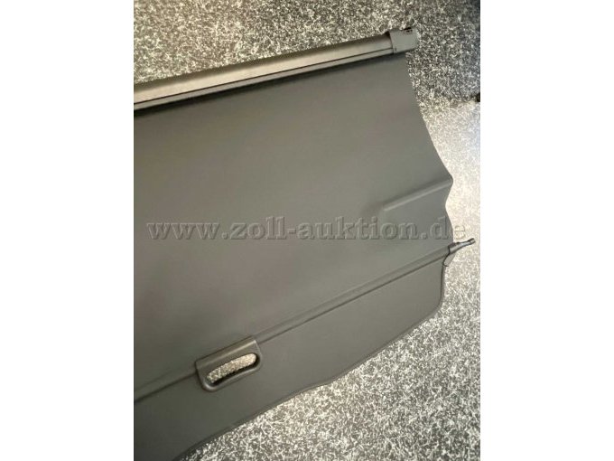 Kofferraumabdeckung aufgerollt