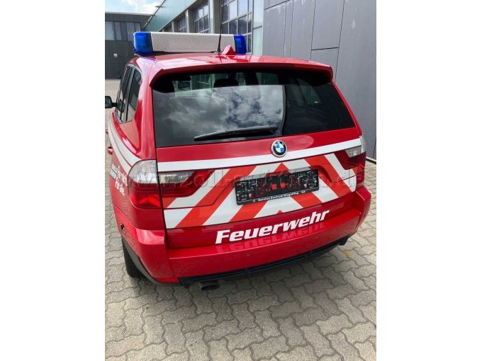 Heckansicht mit Warnbeklebung
