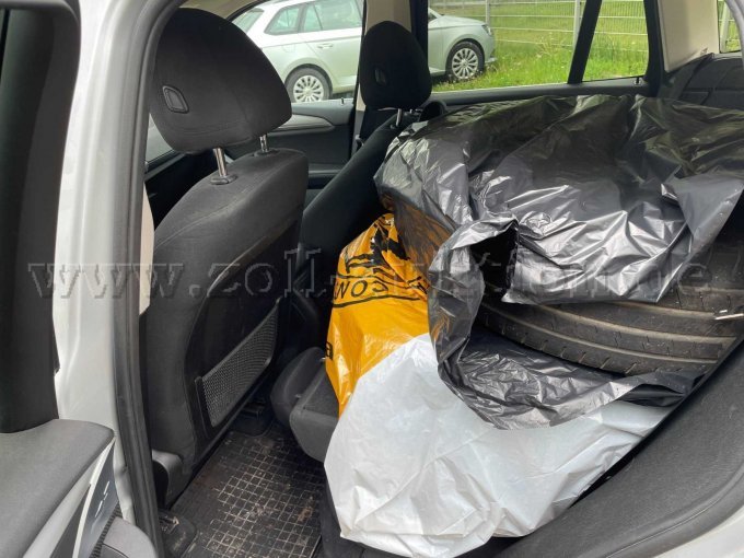 Innenraum hinten (Sitze umgeklappt für Reifentransport)
