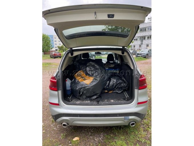 Heckansicht mit offenen Kofferraum