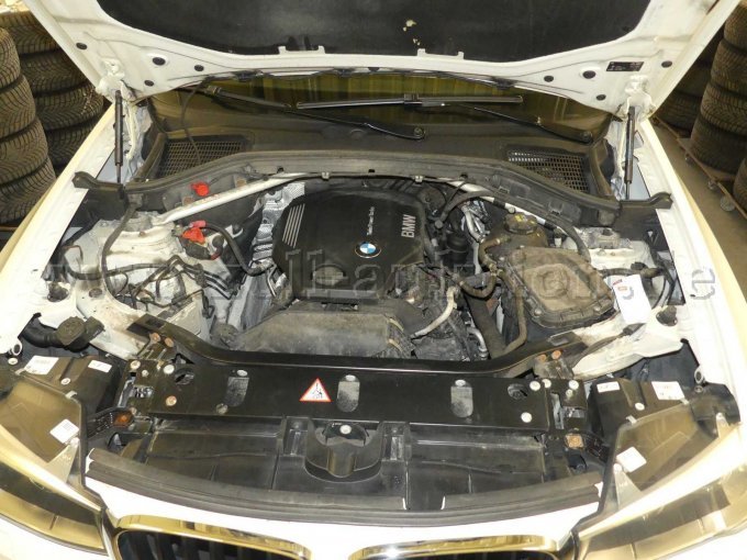 Ansicht BMW Motorraum offen
