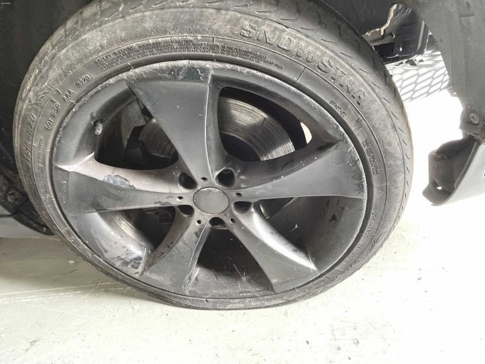 Blick auf die Felgen, mit Abschürfungen, Kratzer