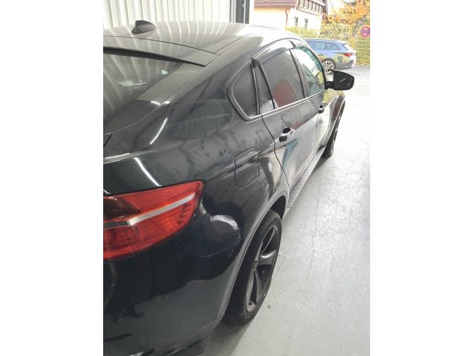 BMW X6 Coupe mit Blick auf das Rücklicht