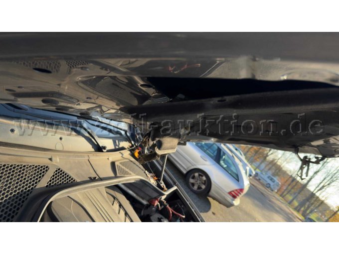 Motorraum ablösende Dämmung