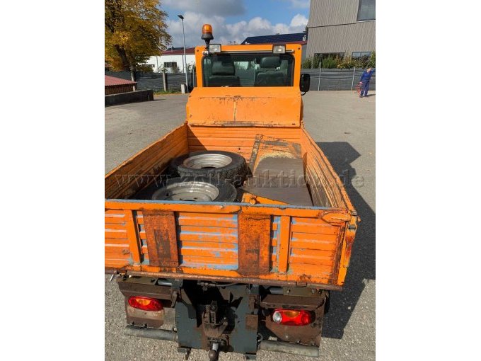 Außenansicht Ladefläche mit den zusätzlichen Reifen der Größe 205/75 R16