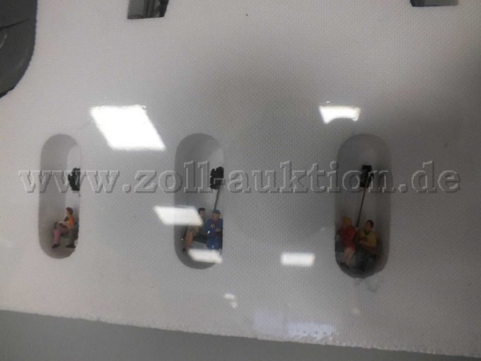 Detailaufnahme  Liftsessel mit 2 Figuren