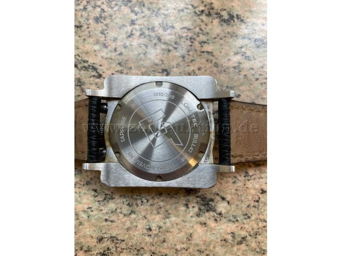 Rückansicht Uhr mit Modell, Wasserdichte etc.