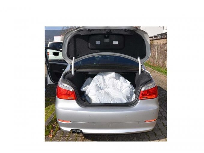 Heckansicht mit geöffneter Heckklappe