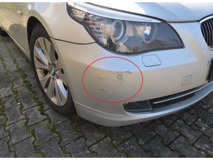 Ansicht Kratzer 
Stoßfänger vorne rechts