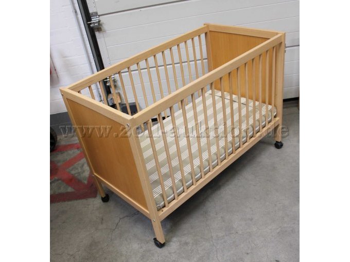 Bett mit Rollen Seitenansicht