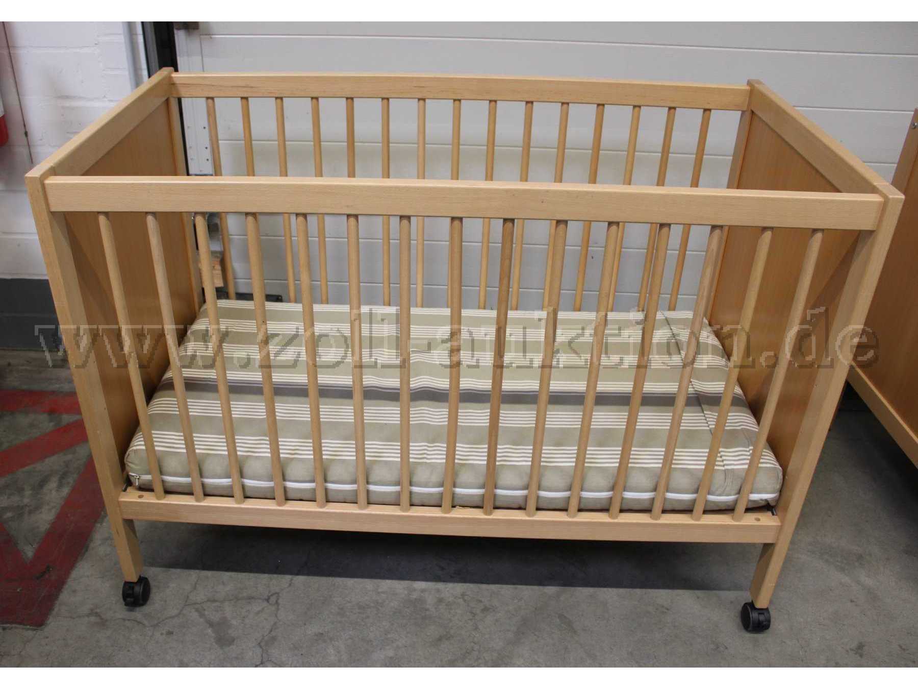 Bett mit Rollen Frontansicht