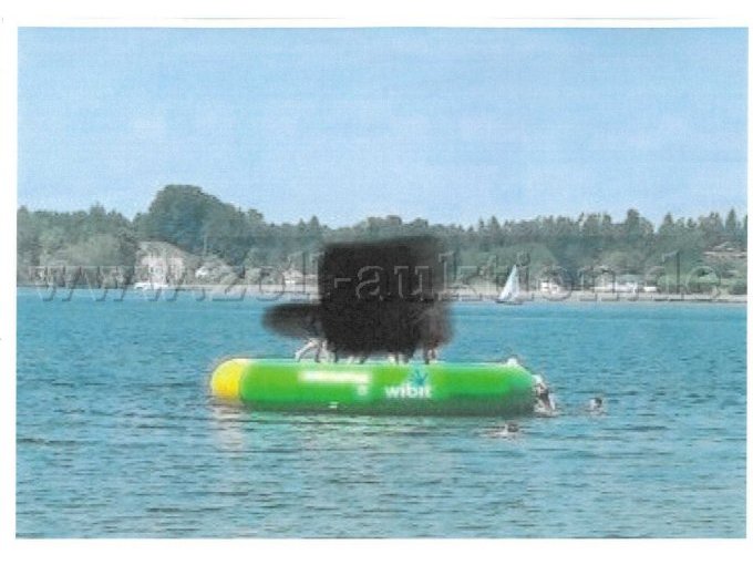 Seitenansicht_Badeinsel_BouncerXXL_Betriebszustand_im Wasser