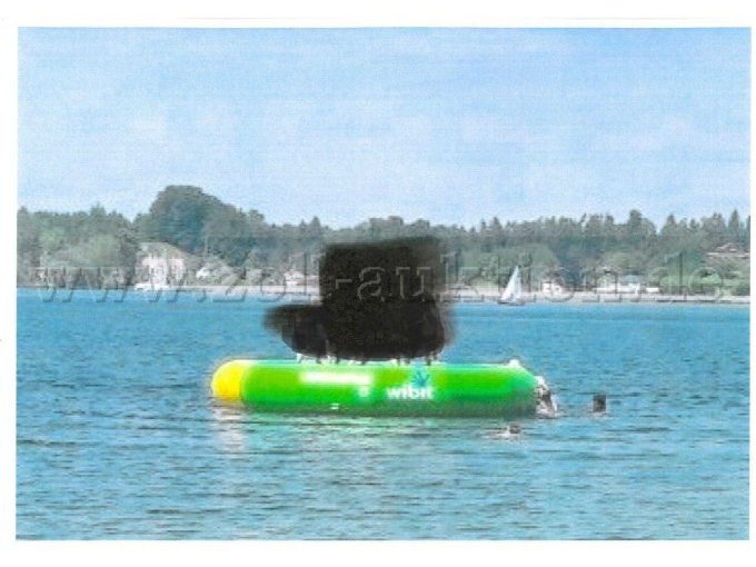 Seitenansicht_Badeinsel_BouncerXXL_im_Wasser