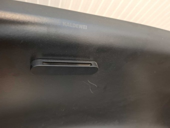 Schriftzug und zwei kleine Kratzer