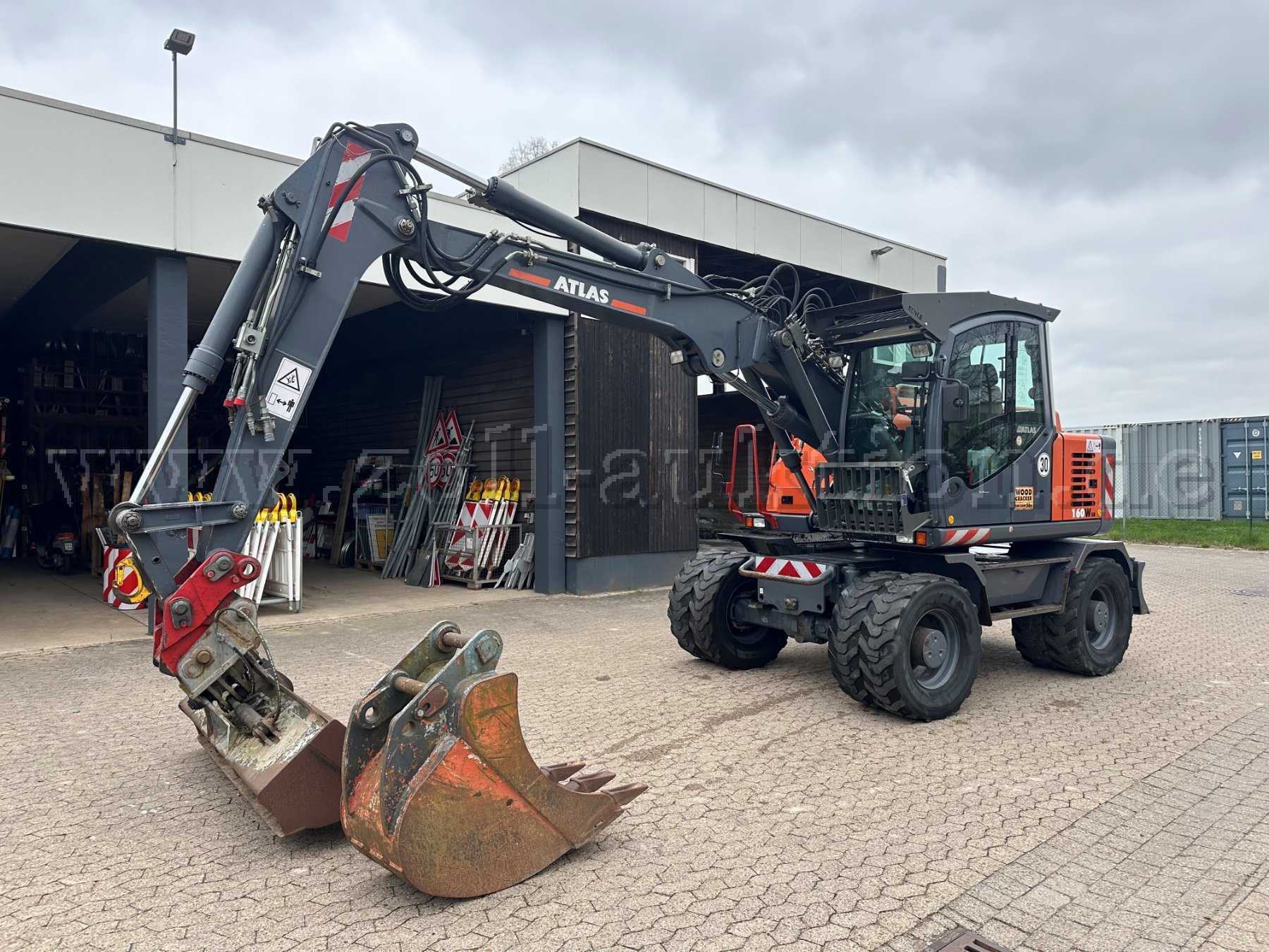 Bagger von vorne links