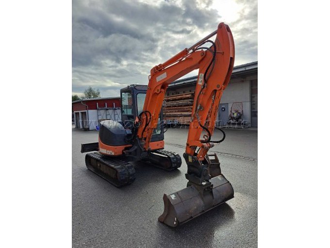 Hitachi ZX40U-2
Bagger Gesamt-Ansicht von rechts vorne mit montiertem Grabenlöffel