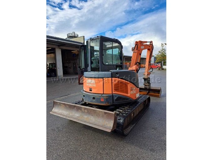 Hitachi ZX40U-2
Bagger Ansicht von rechts hinten mit angehobenem Schild