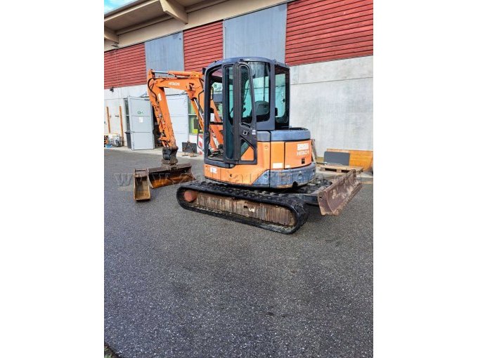 Hitachi ZX40U-2
Bagger linke Seitenansicht mit monitertem Grabenräumlöffel und danebenliegendem Tieflöffel
