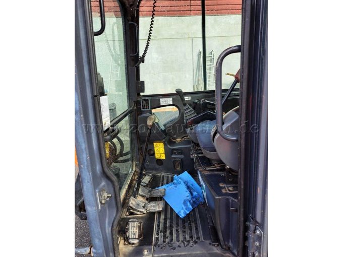 Hitachi ZX40U-2
Innenansicht Kabine mit Fußpedalen
