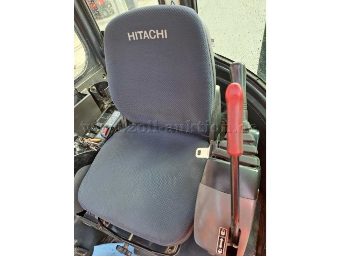 Hitachi ZX40U-2
Sitz in der Kabine mit linkem Bedienhebel und Sicherungshebel rot