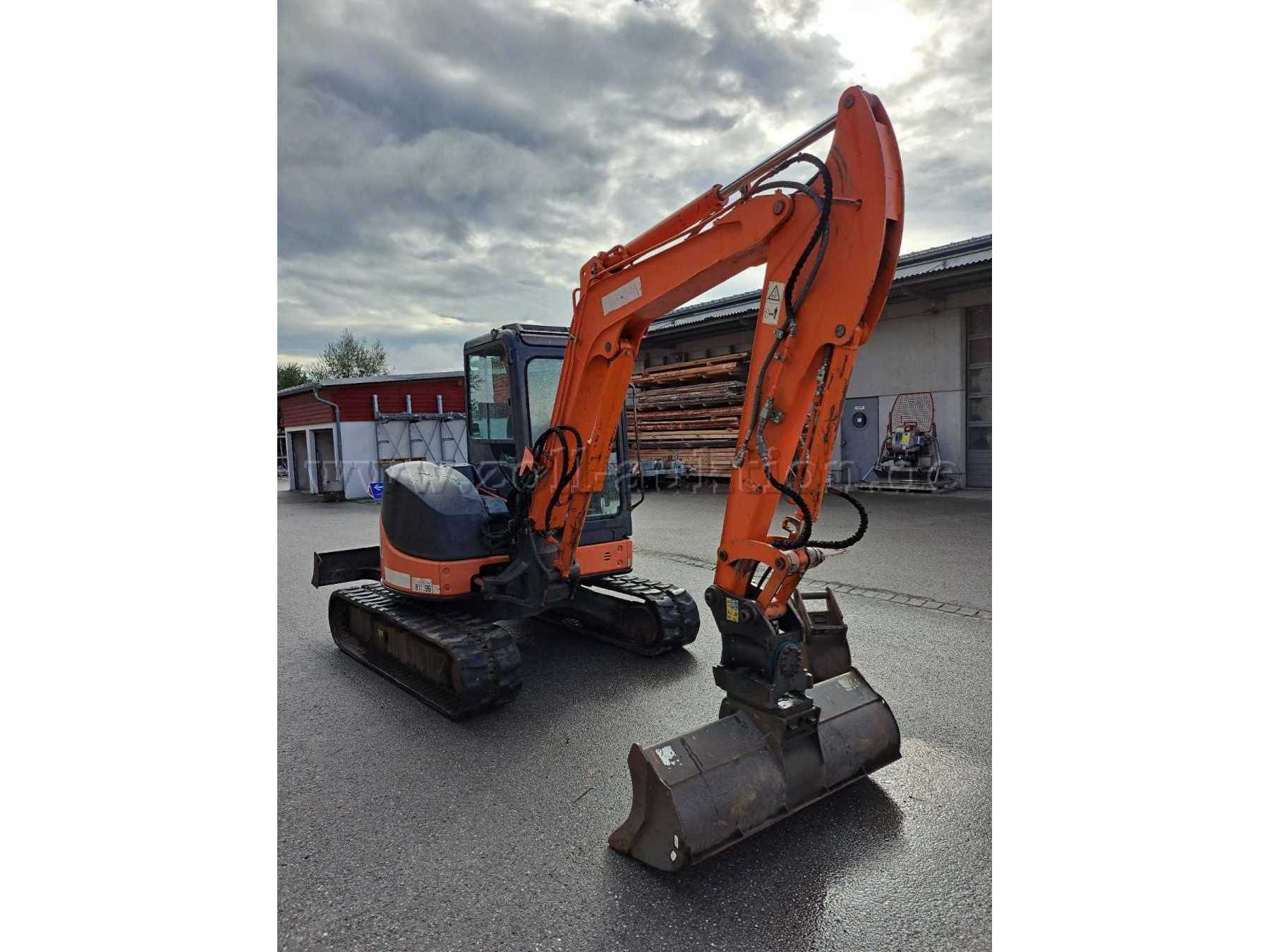 Hitachi ZX40U-2
Bagger Gesamt-Ansicht von rechts vorne mit montiertem Grabenlöffel