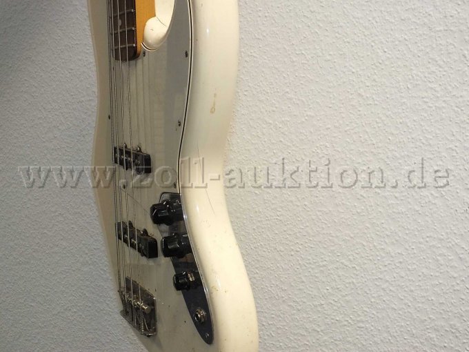 Seitliche Ansicht der Gitrarre mit Tonabnehmer, Saiten und Pickup-Switch
