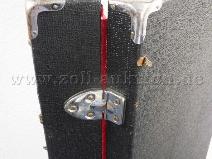Detailaufnahme Beschädigung am Koffer