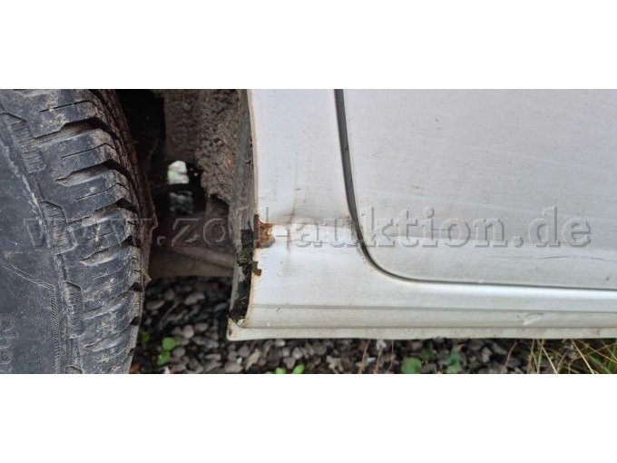 Delle und Roststelle am Kotflügel hinten auf der Beifahrerseite