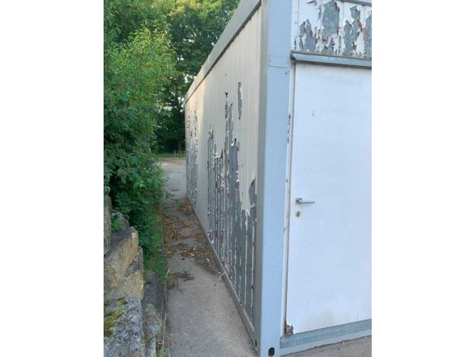 Ansicht von rechts mit Eingangstüre