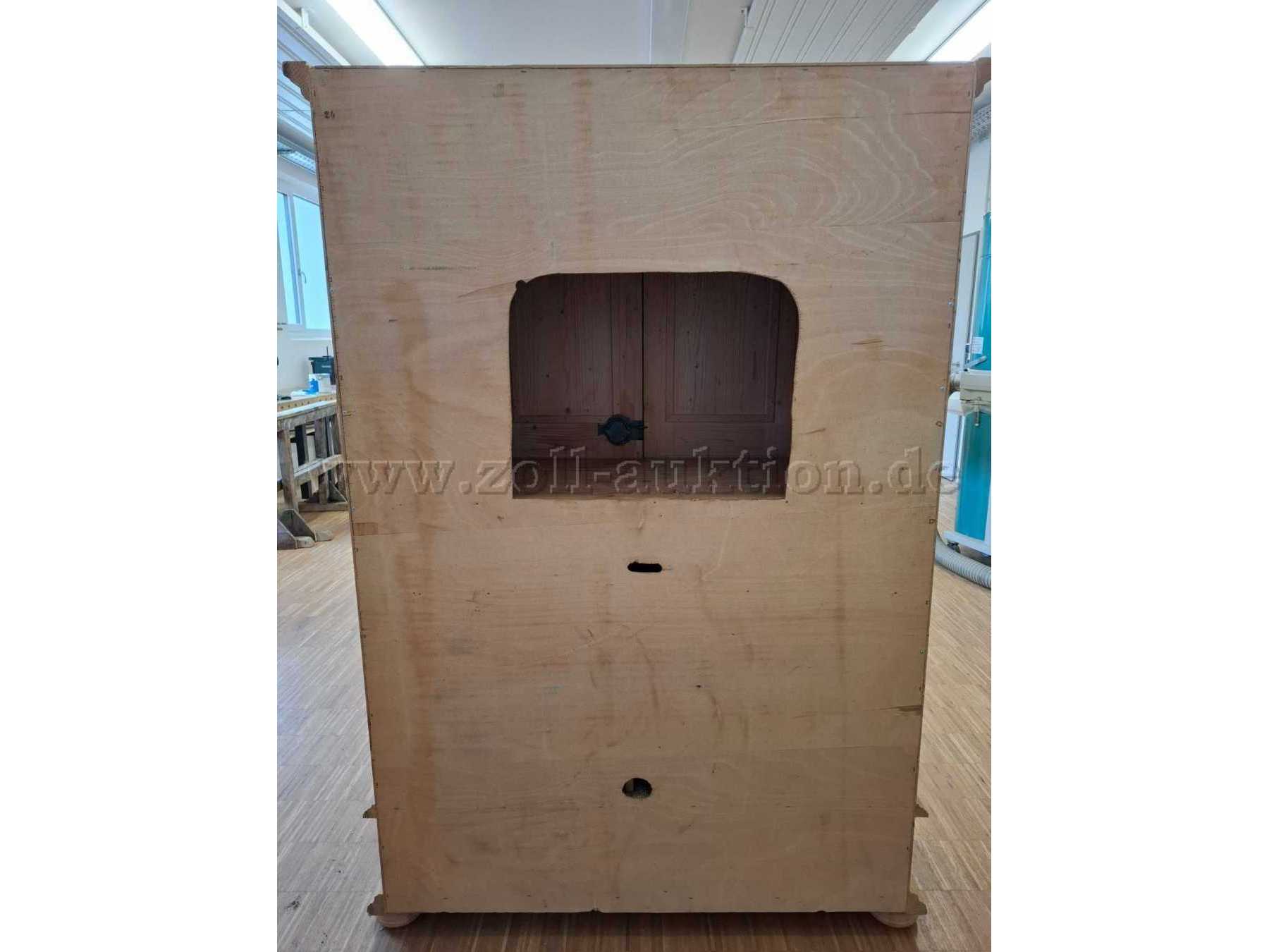 Schrankrückwand mit Loch