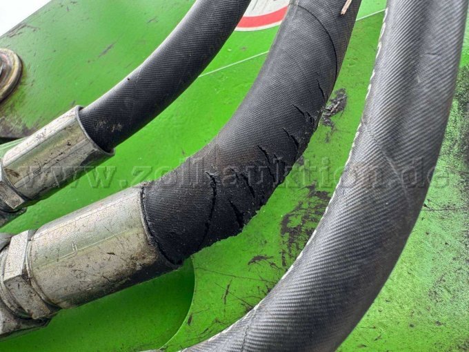 diverse Hydraulikschläuche verschlissen